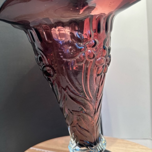 Amethyst Color Ruffle Vase 10 Inches High Daffodils pattern embossed - Picture 11 of 13